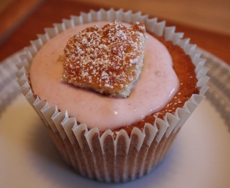 Amerikanska vaniljmuffins med chokladkola och hallonfyllning