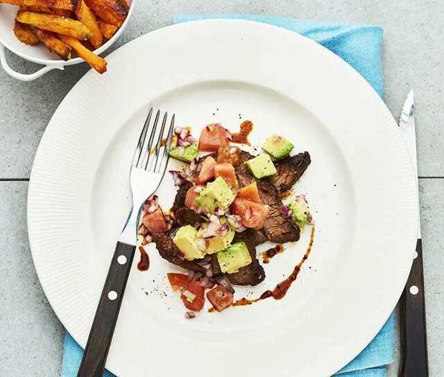 Tender brisket med avokadoröra och sötpotatisstrips