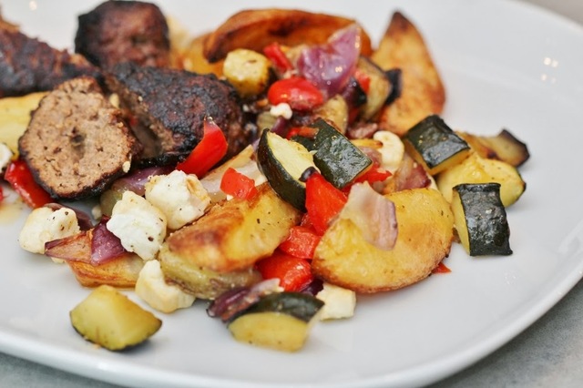 Potatisklyftor med rostade grönsaker och fetaost - här till färsbiffar fyllda med Café de Parissmör