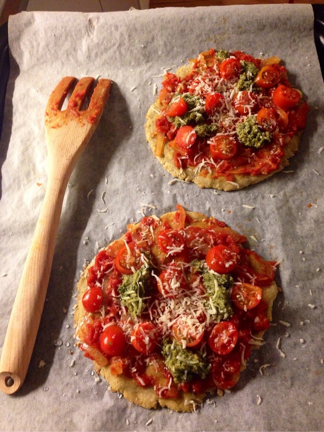 Pizza med pesto på bovete och majsmjöl