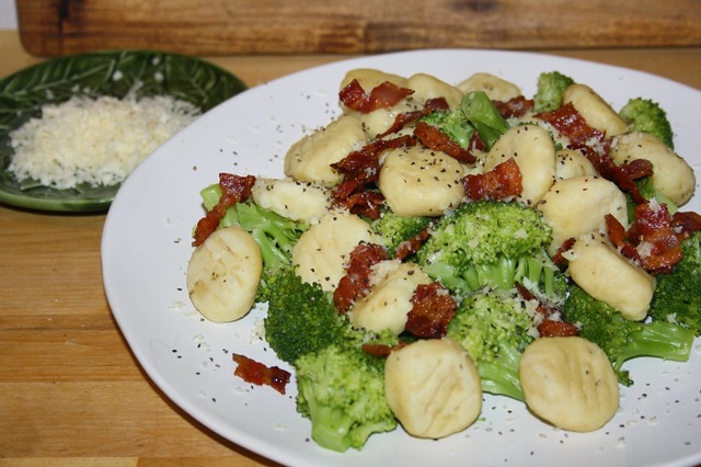 Gnocchi i två varianter med röktlax och pepparrot eller bacon, broccoli och västerbottensost.