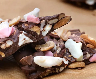 Rocky road med rostade nötter och skumtomtar