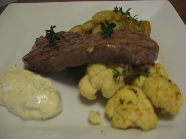 Ryggbiff med skivad rostad potatis, rostad blomkål och kesella bearnaise.