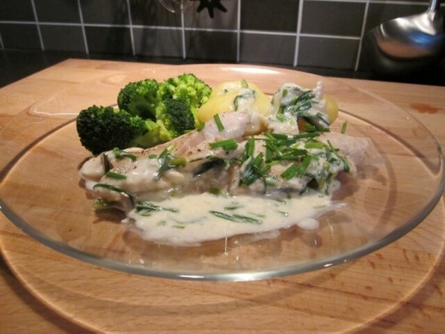 Abborre med kokt potatis, broccoli och sås