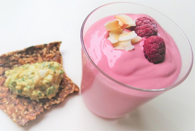 Mejerifri äggfrukost: Len kryddig hallonsmoothie och sprött fröknäcke med gubbröra