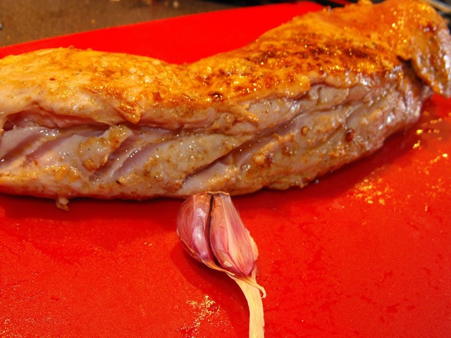 Baconinlindad fläskytterfile med hemmagjord 3pepparsås med fetaost i