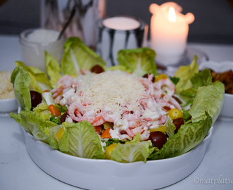 MATPLATSEN » Ceasarsallad med räkor, nagelgodis, doftljus och vitrinskåp