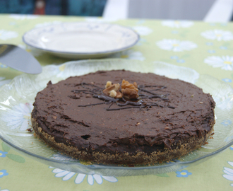 Sockerfri chokladkaka med blåbär (dadelkaka + avokadomousse!)