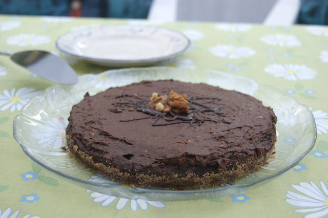 Sockerfri chokladkaka med blåbär (dadelkaka + avokadomousse!)
