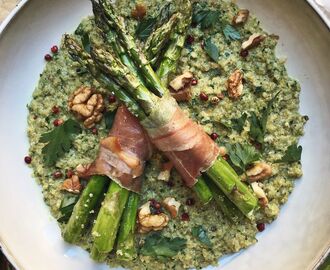 Grön quinoa och sparris lindade i parmaskinka