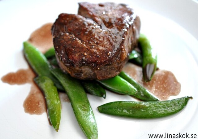 Tournedos på Oxfilé med Rosmarindoftande Rödvinsky, Potatisgratäng och Sauterade Sugar Snaps...