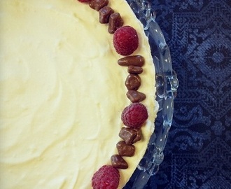 Vit chokladcheesecake med mascarponeost och blåbärssås