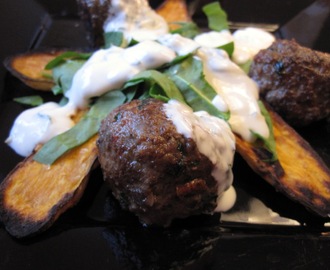 Kryddiga köttbullar med sötpotatis och myntayoghurt