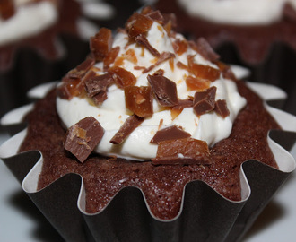 Kladdiga chokladmuffins med chokladkräm och daimgrädde