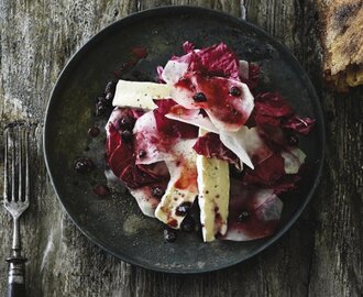 Spröd sallad på kålrabbi, Rosésallad, svarta vinbär och brie