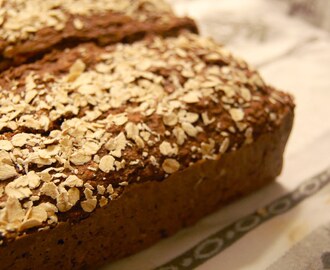 Höstigt mörkt bröd med äpple och pumpakärnor