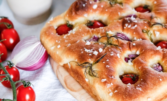 Focaccia med tomat, lök och rosmarin