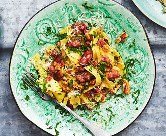 Pasta med salsicciafräs, valnötter och parmesan