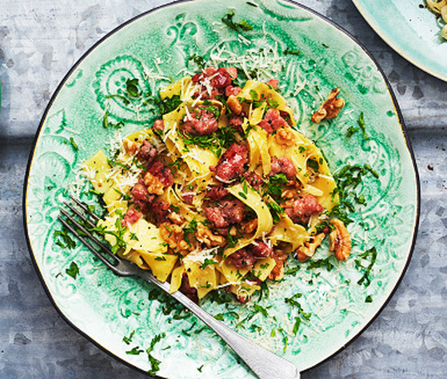 Pasta med salsicciafräs, valnötter och parmesan