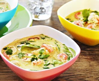 Grön curry- och kokosmjölksoppa med sesammarinerad norsk torsk och räkor