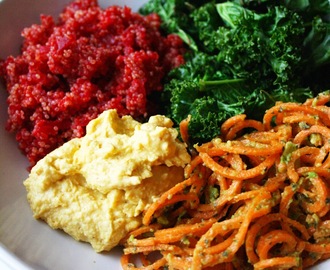 Att komponera en enkel och hälsosam lunch + recept på bönröra med currysmak, rödbetsquinoa och morotspasta