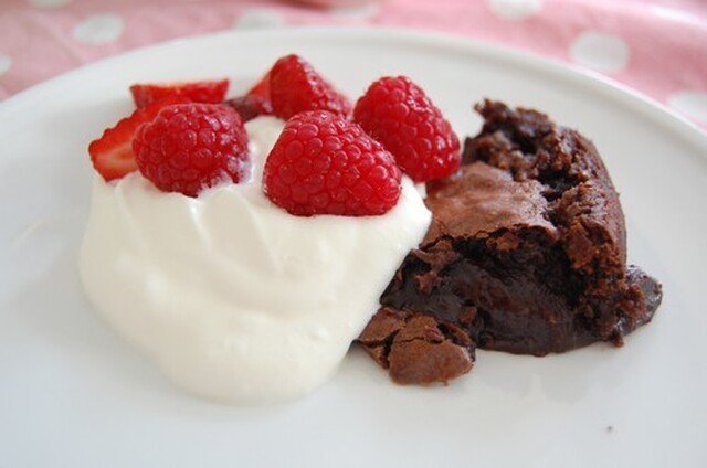 Kladdkaka med mörk krispigt kolatäcke