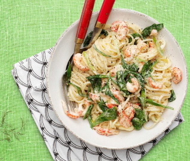 Pasta med prästost, kräftstjärtar och spenat