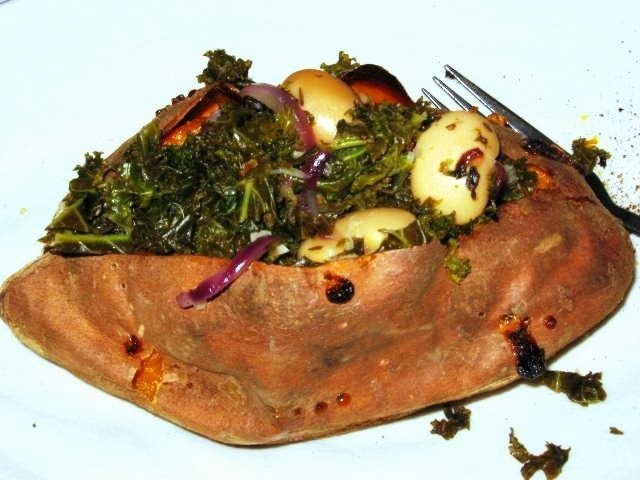 Ugnsbakad sötpotatis fylld med grönkål och bönor