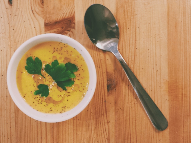 Het morotssoppa med ingefära och vitlök