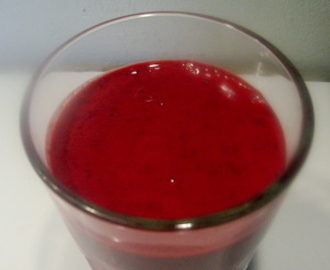 Smoothie med granatäpple och jordgubbe