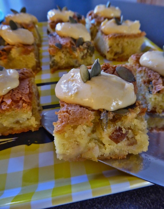 Glutenfri mandelkaka med päron och äpple bakad i långpanna och serverad med Sabayonkräm