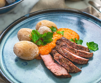 Grillad pluma med mojo rojo och saltkokt potatis