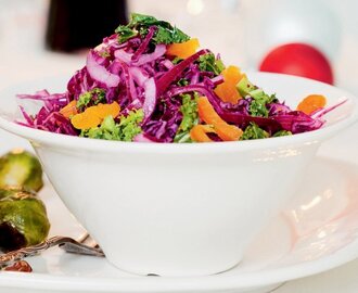 Sötsyrlig sallad med säsongens kål och fruktig dressing