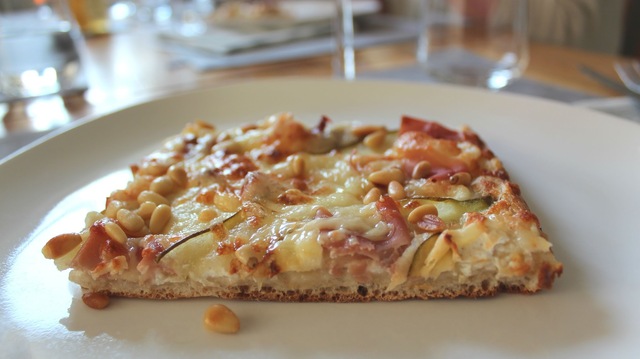 Världens sämsta bild och världens godaste pizza med chèvre, serrano och päron
