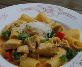 Kyckling med pasta och curry