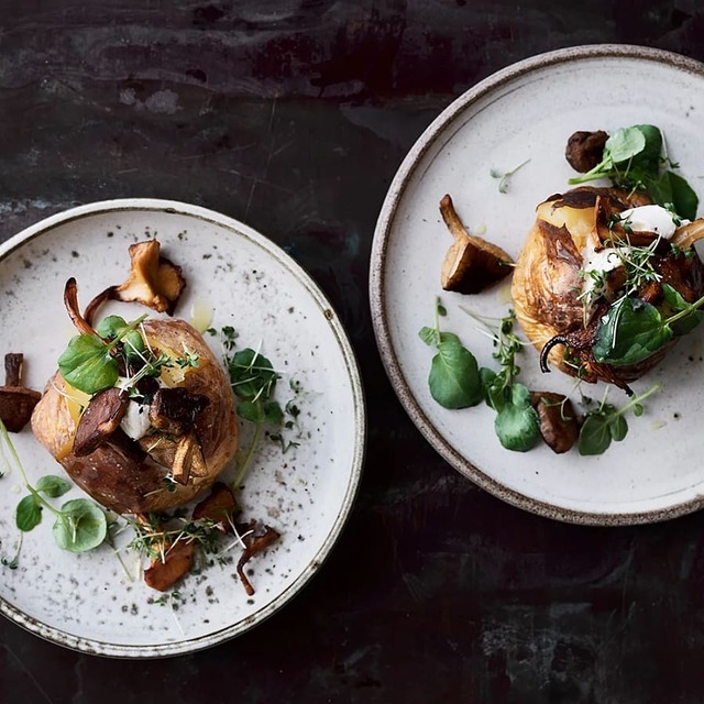 Bakad potatis med färskost och stekta kantareller