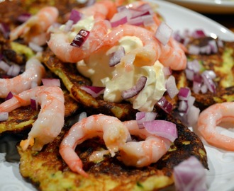 Zucchiniplättar med creme fraiche och räkor