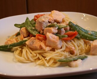 Spagetti  med lax, räkor, sugar snap peas och tomat