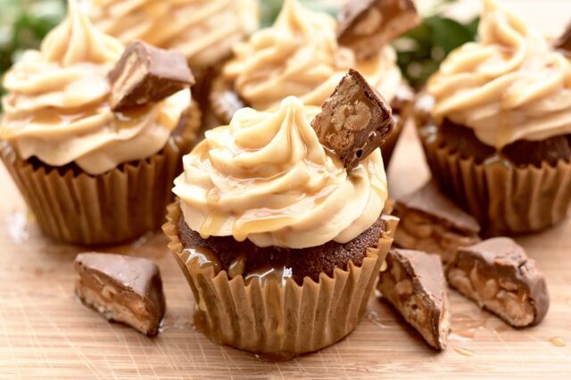 Snickers cupcakes