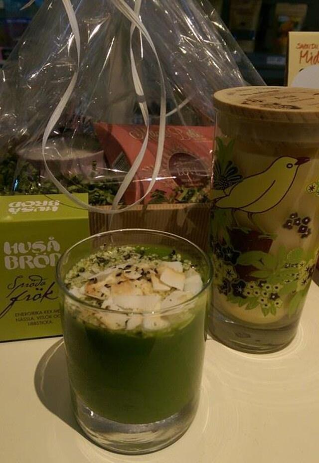 Grön smoothie med sting och besök på Ecocaféet