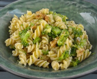 Pasta med broccoli, gorgonzola och valnötter