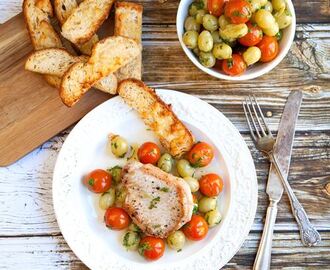 Tinas fläskkotletter med varma tomater, druvor och parmesanbröd