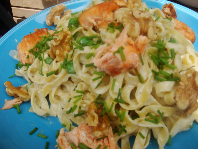 Ädelostsås, pasta och lax