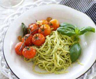 Pasta med grön pesto och vitlöksgrillade körsbärstomater