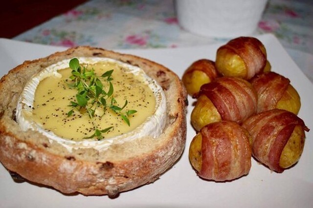 Camembert fondue med baconlindad potatis!