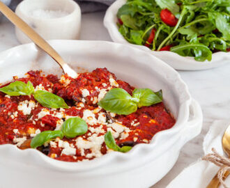 Auberginerullar med fetaost i tomatsås och sallad