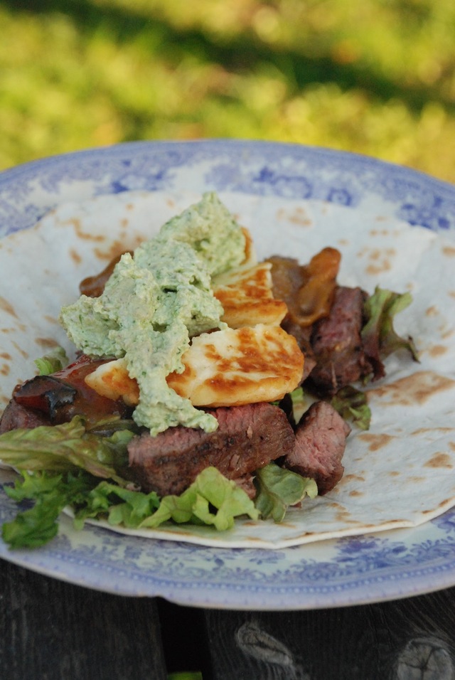 Wraps med grillad ryggbiff, rostad paprika, halloumi och basilikakräm