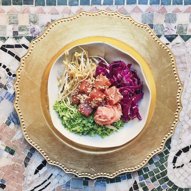 Poké bowl med marinerad tonfisk, broccoliris, rödkål och tahinisås