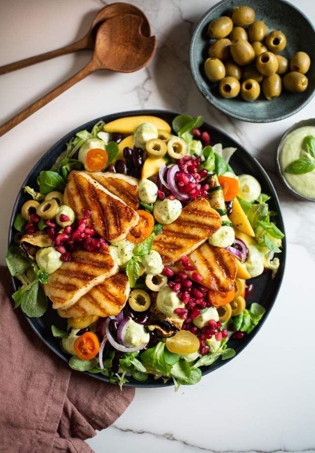 Halloumi med fräsch sommarsallad och basilikamajonnäs