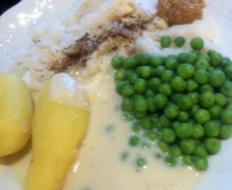 Lutfisk, kokt potatis, ärtor och vit sås